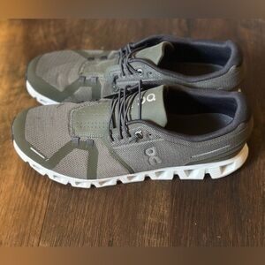 MENS ON CLOUD LIKE NEW
